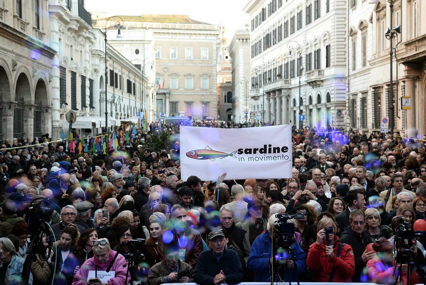 Le Sardine in piazza a Roma: “Abolire i decreti sicurezza”