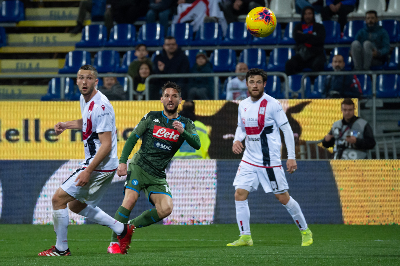 Il Napoli piega il Cagliari con una magia di Mertens: 1-0 al Sant’Elia