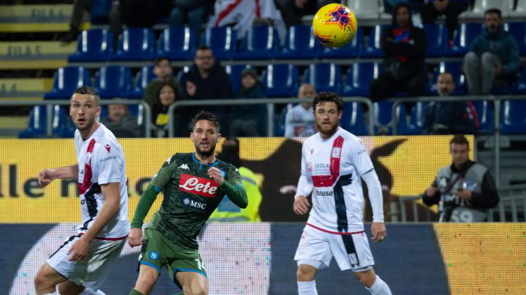 Il Napoli piega il Cagliari con una magia di Mertens: 1-0 al Sant'Elia