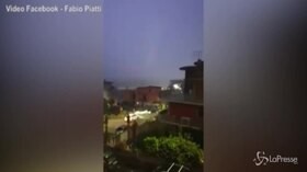 “Aiuto mi rubano la macchina”: tassista rapinato e aggredito di notte a Roma. Video Shock