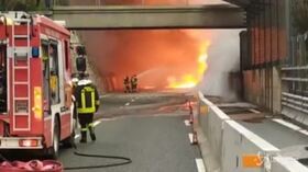 Camion in fiamme sull’A10, inferno di fuoco tra Varazze e Arenzano