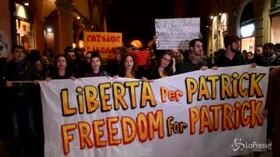 Migliaia in corteo a Bologna per chiedere la libertà di Patrick Zaky