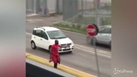 Paura nel Mantovano, armato d’ascia aggredisce passanti e carabinieri