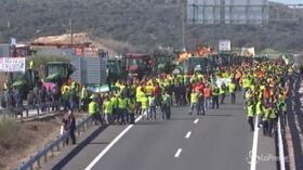 Spagna, la protesta degli agricoltori blocca le autostrade