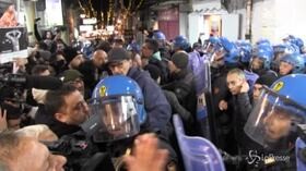 Salvini a Napoli, scontri tra manifestanti e forze dell’ordine durante il corteo