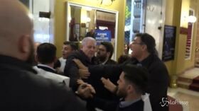 Salvini a Napoli: spintoni, insulti e minacce. Dirigente Lega fermato all’ingresso