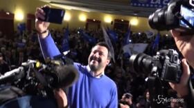 Salvini a Napoli: ingresso da star al teatro Augusteo con cori, striscioni e bandiere