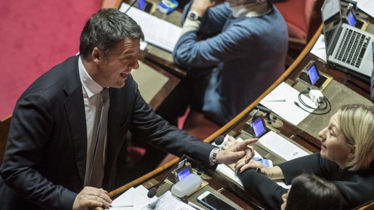 Il governo balla sulle intercettazioni. Renzi prepara la 'mossa del cavallo'