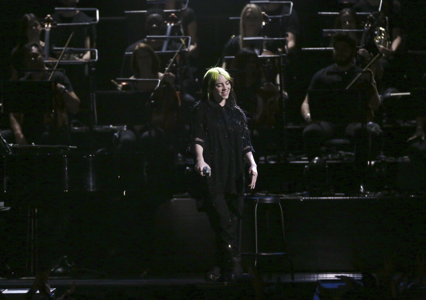 Brit Awards, Billie Eilish canta per la prima volta “No Time to Die”