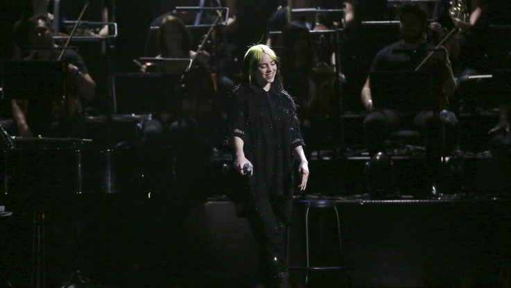 Brit Awards, Billie Eilish canta per la prima volta "No Time to Die"