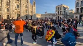 Champions League, ultras del Valencia invadono Milano: cori e fumogeni in Piazza Duomo