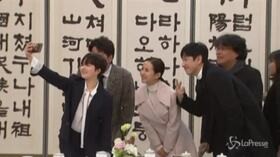 Cinema, il cast di Parasite ricevuto dal presidente sudcoreano Moon