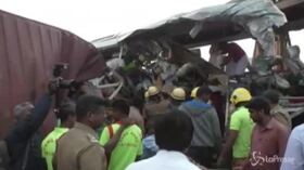 India, scontro tra bus e camion: almeno 20 morti