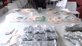 Droga: coltivatore di cannabis light si “autodenuncia”, in casa aveva 100mila euro in contanti