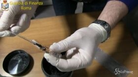 Droga, Roma: sequestrati a Fiumicino oltre 5 kg di “shaboo”: in manette il corriere