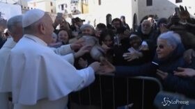 Il coronavirus non ferma il Papa, a Bari incontra i fedeli