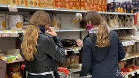 Coronavirus a Milano negozi e supermercati presi d’assalto