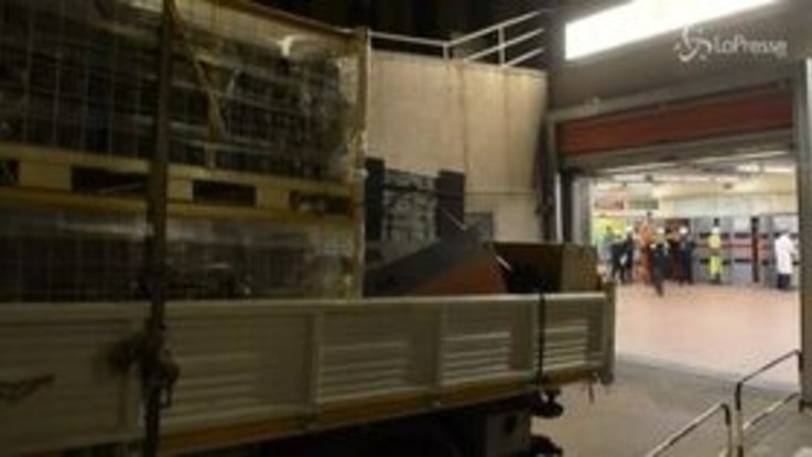 Coronavirus, montate le tende all'ospedale Molinette di Torino