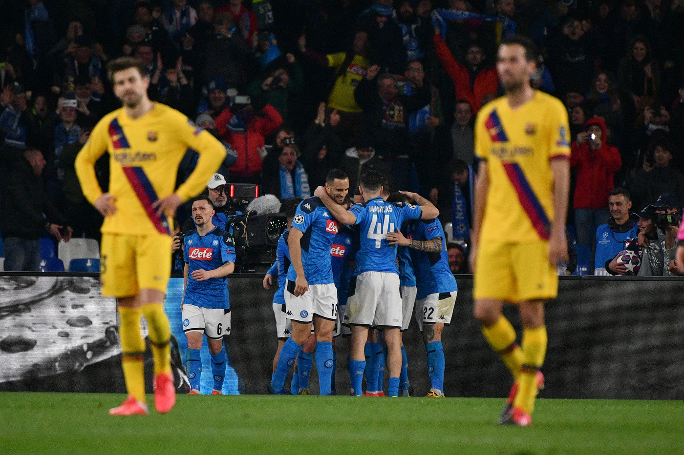 Champions League, il record di Mertens non basta al Napoli, col Barça finisce 1-1