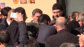 Premier gentiluomo, la signora cade Conte la soccorre
