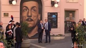 Conte a Napoli, stretta di mano con de Magistris e foto davanti al murales di Eduardo