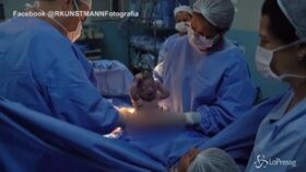 La neonata arrabbiata guarda il medico in cagnesco: il video è virale