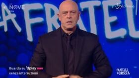 Crozza e il coronavirus: “L’Italia per una volta ha primato europeo”
