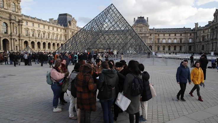 Coronavirus, Parigi chiude il Louvre