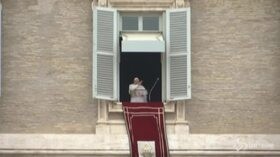 Papa Francesco tossisce durante l’Angelus: “Devo stare in casa”