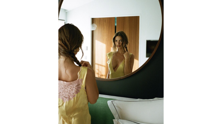 Una camera d'albergo, una camicia da notte super sexy e Emily Ratajkowski