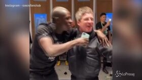 Il City vince la coppa: Mendy show negli spogliatoi con Noel Gallagher