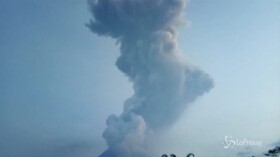 Indonesia: esplode il Monte Merapi, nel cielo una colonna di fumo di 6 km