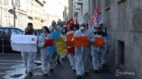 Coronavirus, a Milano flash mob per il “reddito di quarantena”