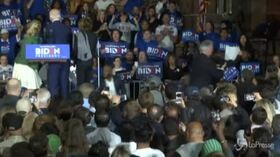 Super Tuesday, Joe Biden interrotto da alcune contestatrici sul palco di Los Angeles