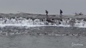 Grecia-Turchia, i migranti attraversano il confine guadando il fiume Evros