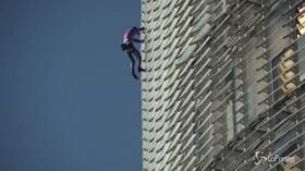 Barcellona, lo ‘Spiderman’ francese scala a mani nude i 144 metri della Torre Agbar