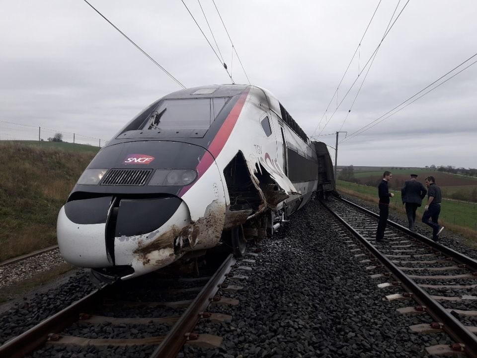 Francia, 21 feriti nell’incidente ferroviario, grave macchinista