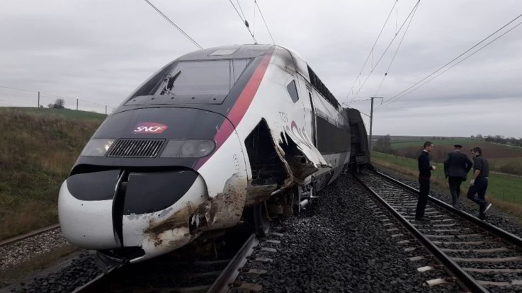 Francia, 21 feriti nell'incidente ferroviario, grave macchinista