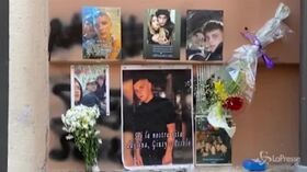 Napoli, fiori degli amici per il 15enne ucciso da un carabiniere