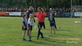 Kate e William a Galway: la duchessa alle prese con l’hurling, sport tradizionale irlandese
