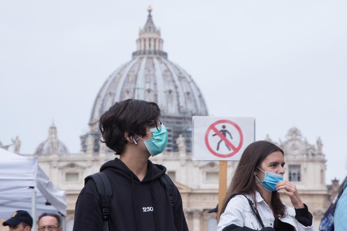 Coronavirus, primo caso in Vaticano. Nave in quarantena a Napoli