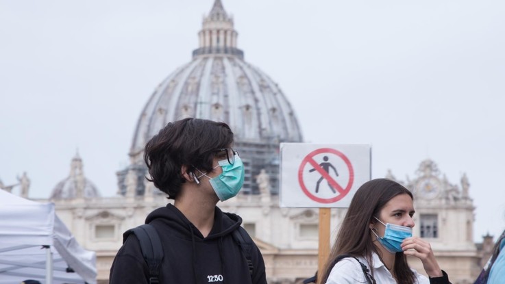 Coronavirus, primo caso in Vaticano. Nave in quarantena a Napoli