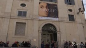 Roma, il coronavirus non ferma i visitatori della mostra di Raffaello