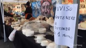 Roma, al mercato distanza di sicurezza per il coronavirus