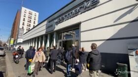 Coronavirus , a Milano file e ingressi contingentati nei supermercati
