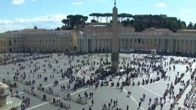 Angelus del papa in video: “Vicino alle persone che soffrono”