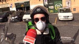 Coronavirus, i riders partenopei: “Abbiamo paura ma non possiamo fermarci”