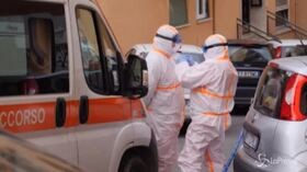 Roma, operatori sanitari in azione per soccorrere un caso sospetto di coronavirus