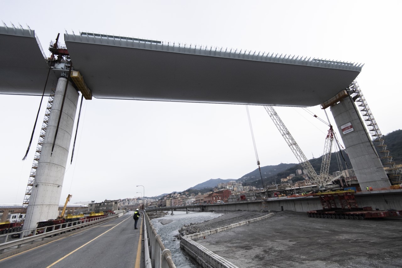 Il cantiere del Nuovo Ponte di Genova non si ferma: sollevata campata centrale sul Polcevera