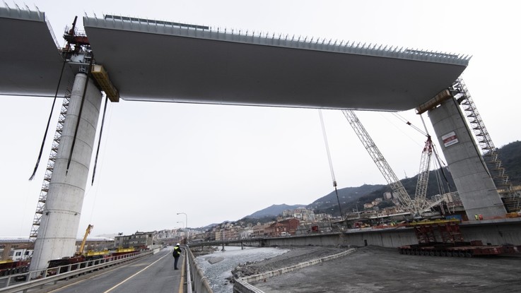 Il cantiere del Nuovo Ponte di Genova non si ferma: sollevata campata centrale sul Polcevera